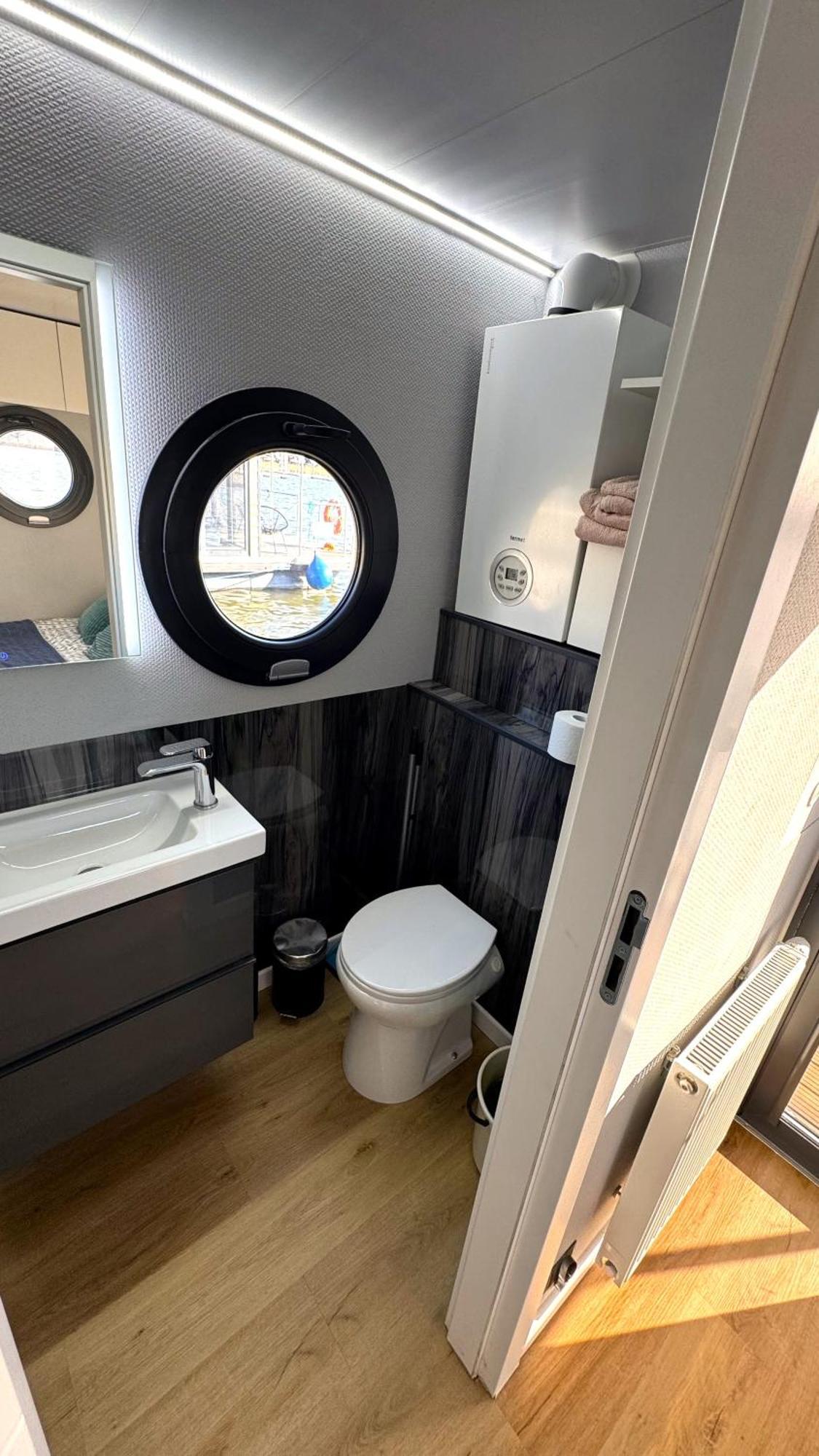 Houseboat Water Boy Apartament Plywajacy Dom Na Wodzie Lodz Apartment Wroclaw Exterior photo